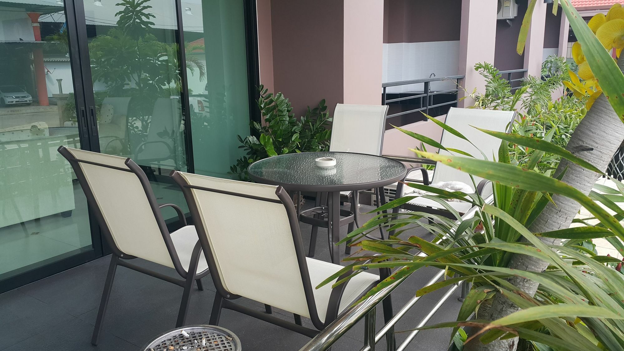 B Space Residence Nong Prue Exteriör bild